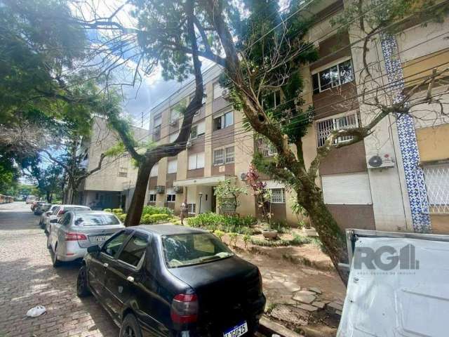 Excelente apartamento no bairro Menino Deus, 3 quartos transformados em 2 dormitórios, sendo 1 suíte, 1 banheiro social, cozinha com móveis planejados, área de serviço, ficam os móveis sob medida,  am