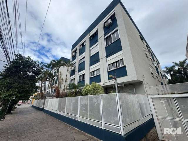 APARTAMENTO DE 2 DORMITÓRIOS, DE FUNDOS, SOL DA MANHÃ, VENTILADO. &lt;BR&gt;SALA, COZINHA, ÁREA DE SERVIÇO, BANHEIRO SOCIAL.&lt;BR&gt;&lt;BR&gt;Garagem por convenção de condomínio no valor mensal de R