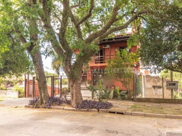 Casa localizada no bairro Vila Jardim, com 545m². Imóvel com 3 dormitórios sendo 1 suíte, sala de estar/jantar, sacada fechada, cozinha, banheiro social, área de serviço, piscina, churrasqueira, aquec