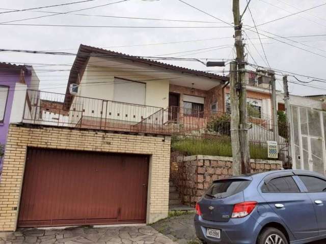 Residencia , três dormitórios , living dois ambientes,  sala de jantar ,banheiro social, copa cozinha ,nos fundos uma edicula com um dormitório e com churrasqueira.