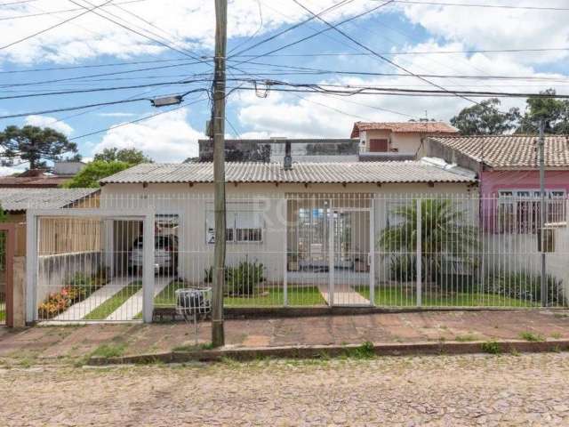 Ótima casa à venda em Nodoai, Porto Alegre. Possui 180m² de área privativa e 300m² de área total. Conta com 3 quartos, sendo 1 suíte, e 2 vagas de garagem. A topografia do terreno é plana, e a casa es