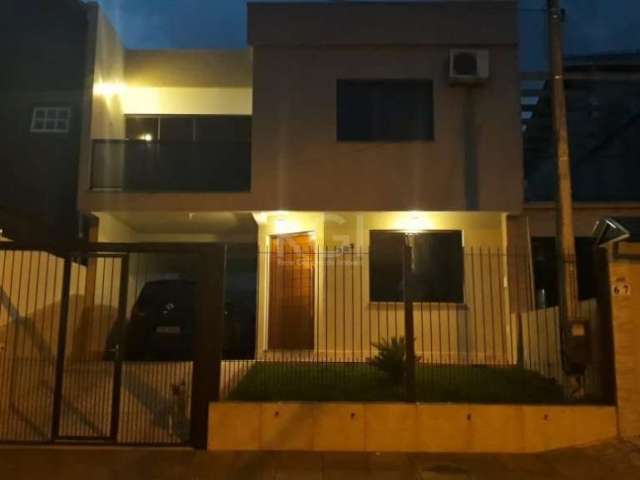 Casa com construção sólida, praticamente nova,, aberturas de alumínio cor bronze, e portas de madeira.&lt;BR&gt;Semi mobiliada, com:&lt;BR&gt;Living para dois ambientes,.&lt;BR&gt;Permanece no imovel 