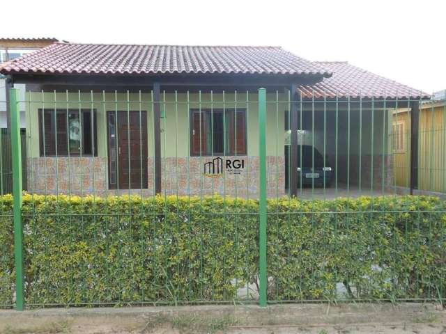 Casa 2 dormitórios, 1 sala, 1 cozinha, mais 1 ampla área fechada com churrasqueira e área de serviço, 2 vaga de garagem coberta + 2 vagas descobertas. gradil na frente da casa, portão automatizado. tr