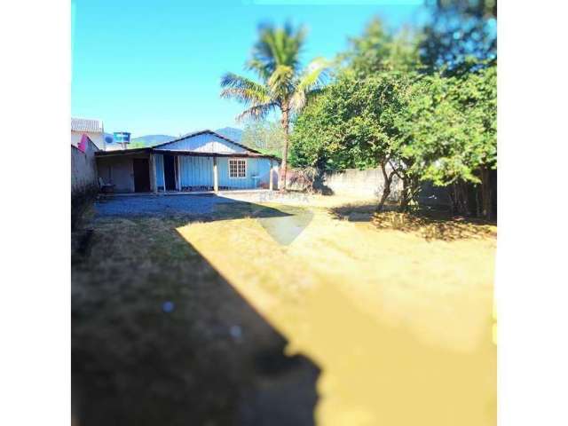 Terreno com casa de madeira apta para morar ou alugar