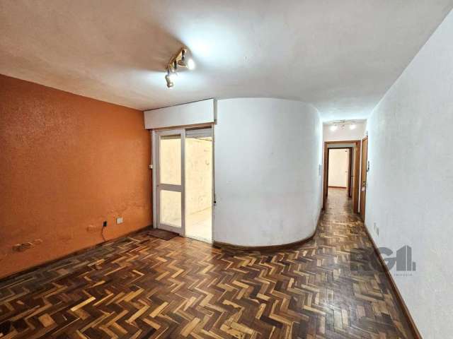 APARTAMENTO TÉRREO | MUITO BEM LOCALIZADO | BAIRRO PETRÓPOLIS&lt;BR&gt;&lt;BR&gt;Apartamento desocupado, com 2 dormitórios, banheiro, ampla cozinha, sala com pátio coberto e área de serviço. Fica a po