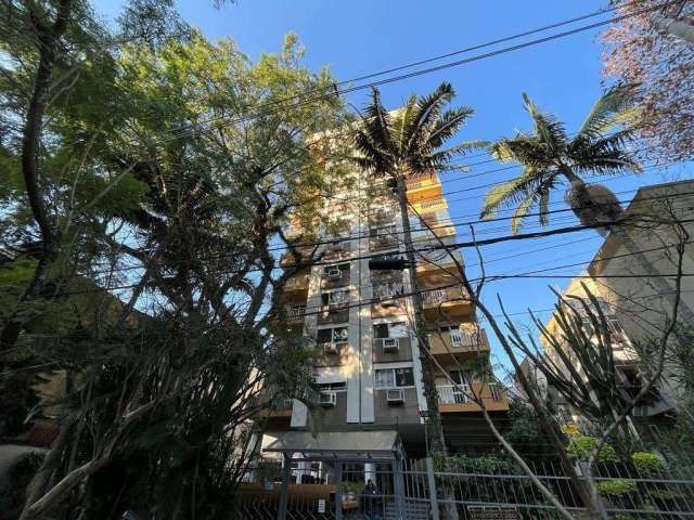 Descubra o seu novo lar no coração do Bom Fim, espaçoso apartamento no Palácio Vallery possui 169.69 m² de área privativa, com 3 dormitórios, incluindo uma suíte. O imóvel oferece conforto e segurança