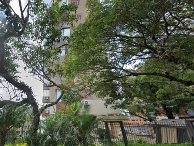 Ótima e ampla cobertura duplex no bairro Jardim Botânico, de frente, desocupada, com 245m² privativos, de 3 dormitórios e 3 vagas. Possui no andar inferior: living amplo com lareira, sala de jantar co