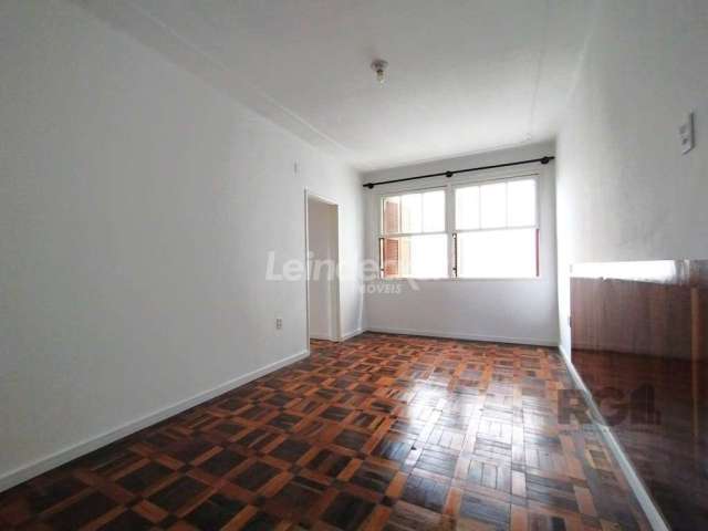 Edifício antigo mas muito bem conservado , apartamento amplo iluminado  com 2 dormitorios , sala bom tamanho , banho social + wc auxiliar ,cozinha + area serviços , deposito . Fácil acesso a bancos , 