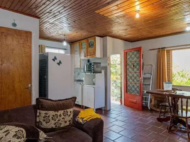 Casa  ampla  à venda com 1 quarto, 1 banheiro no total, sala e cozinha  com um bom pátio.   &lt;BR&gt;O Jardim Itu-Sabará possui características residenciais, mas dispõe de pequeno comércio e serviços