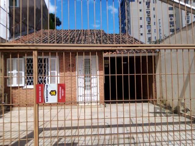 CASA  NO BAIRRO INDEPENDÊNCIA EM PORTO ALEGRE - RS . Excelente oportunidade.  Casa térrea em alvenaria,  sala ampla, piso em madeira, copa/cozinha, 2 banheiros, aberturas em bom estado de conservação,