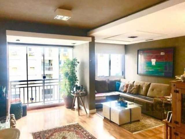 Apartamento com 2 dormitórios e living estendido, churrasqueira, semi mobiliado, cozinha americana. Andar alto. 74,64 m² privativos. 1 suíte, cozinha americana, semi mobiliado. Andar alto com vista! 1