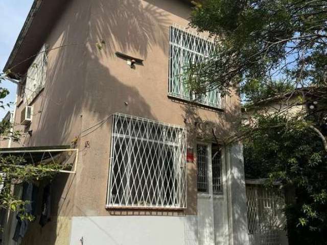 Raridade na Cidade Baixa: Casa antiga com manutenção em dia e plenas condições de moradia imediata. Situada em rua calma com vizinhança residencial e bem localizada.Casa térrea com suíte no 2º andar .