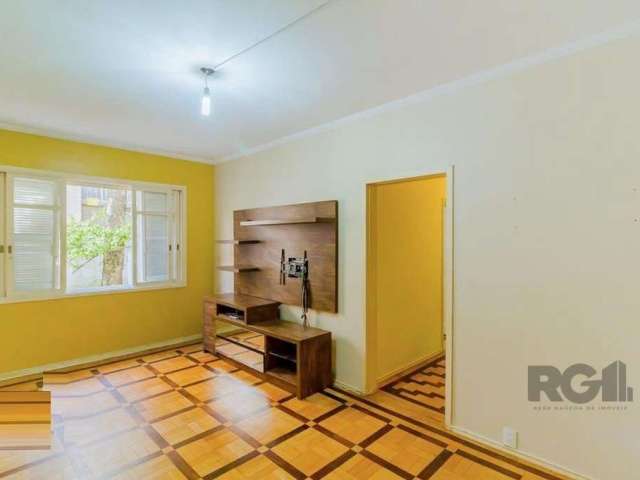 Vende-se apartamento térreo, 3 dormitórios, banheiro social, banheiro auxiliar, living em 2 ambientes, copa cozinha, área de serviço independente, dependência de empregada. Condomínio com fachada em p