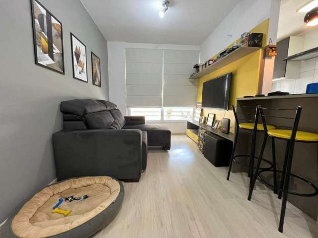 Vende-se apartamento 2 dormitórios, banho social, cozinha americana, living em dois ambientes, vaga de garagem.&lt;BR&gt;&lt;BR&gt;Condomínio com elevador, playgound, salão de festas gourmet, sala fit