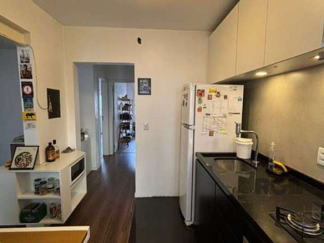 Apartamento 2 quartos/dormitórios reformado por completo, com hidráulica e elétrica novas.&lt;BR&gt;Living 2 ambientes.&lt;BR&gt;Cozinha montada.&lt;BR&gt;01 banheiro social com box  e armários. &lt;B