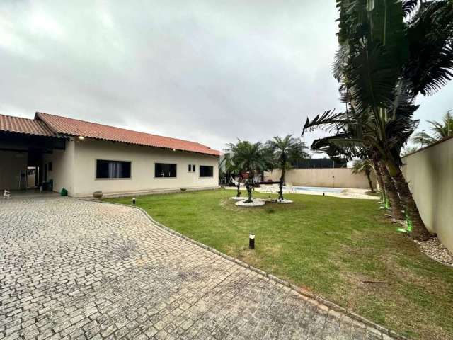 Casa Espaçosa com Terreno de 1000m² - Piscina Privativa - Churrasqueira a Carvão