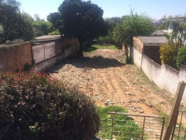 Vende ótimo terreno no Bairro Glória, plano, limpo e pronto para construir, medindo 11 de frente por 55 aos fundos totalizando 605m². Próximo a 3 Perimetral  de fácil acesso a Zona Sul e Zona Norte. A