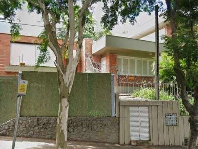 Casa - terreno - a venda exclusividade na Rua Castro Alves (2 casas) Rio Branco Porto Alegre , terreno com +/-  1.175,00 m².  São 29,95 m de frente por 40,00 de frente a fundos. Excelente opção para c