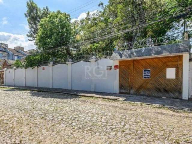 Casa de altíssimo padrão à 150 mts do Calçadão de Ipanema! 4 suítes, sendo a master com 70 m² inspirada na Suíte do Hotel de Crillon de Paris ( Praça da Concórdia ), o estar íntimo do 2º piso se comun