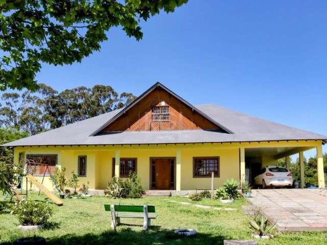 Ótima casa sobrado, no bairro Cajú, em Nova Santa Rita. Casa com 4 dormitórios sendo uma suíte, 1 banheiro social, salas e cozinha ambiente aberto.&lt;BR&gt;Garagem para 2 carros com churrasqueira&lt;