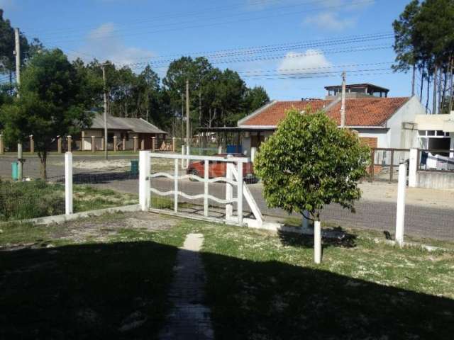 Ótima casa em Capão Novo  com 02 dormitórios, banheiro social, cozinha e sala de estar em conceito aberto, área de serviço, churrasqueira, pátio fechado, terreno de 300m2 (12x25), posição frente mar.