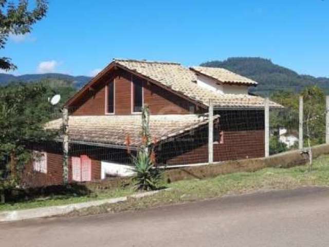 Casa Mista de 160m² em terreno de esquina na Rua João Fuhr,  com 825 m² sendo na parte de baixo em alvenaria com 1 banheiro, mais garagem. Parte de cima em madeira com 2 quartos,  sendo 1 com  mezanin