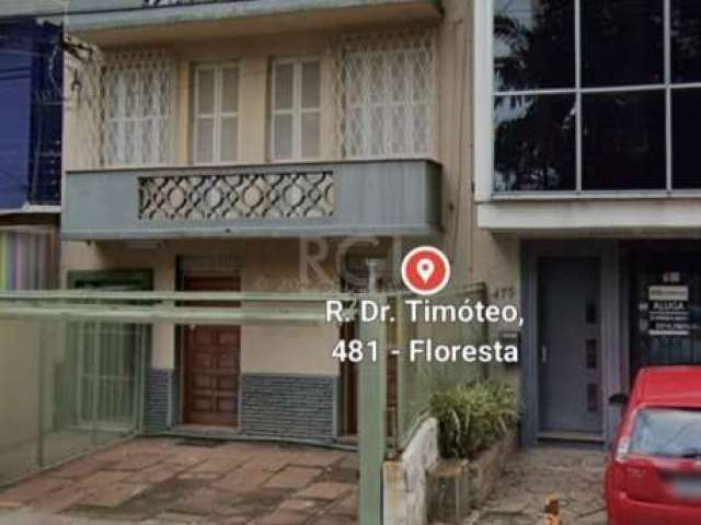 Excelente Apartamento com 2 dormitórios, de fundos, living 2 ambientes, cozinha área de serviço, e banheiro social. Localização ótima, junto a Cristóvão Colombo e pertinho do Parcão. Aceita Financiame