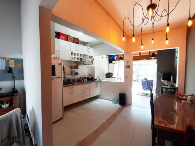 Linda casa terrea no Jardins do Prado. 70m² privativos, living para 2 ambientes, lavabo, cozinha com móveis sob medida.  Sala de churrasco, área de serviço, pátio amplo.2 dormitórios e 1 banheiro, 1 v