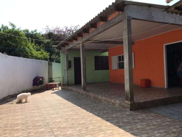 Casa a venda no bairro Cavalhada, em frente a Cecopam, terreno com 15m de frente por 30m de fundos. Ótimo terreno para explorar ponto comercial, ou para construção. Não aceita financiamento, avalia im