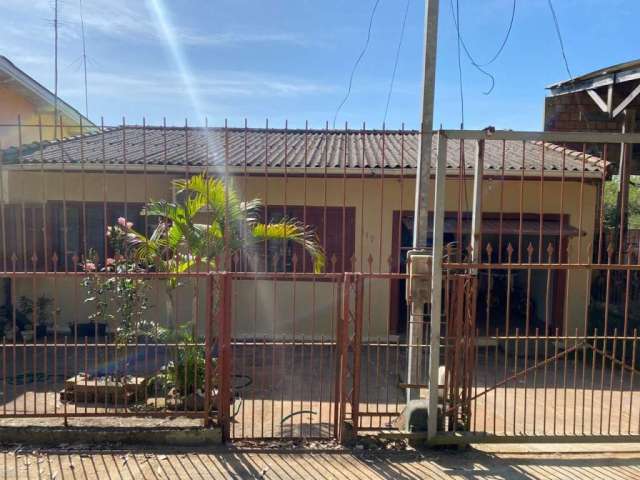 Casa no bairro Jardim Krahe em Viamão.&lt;BR&gt;Casa de 3 dormitórios, cozinha, sala de estar, banheiro, sacada com vista na parte de cima do imóvel, garagem coberta, pátio na frente e nos fundos. &lt