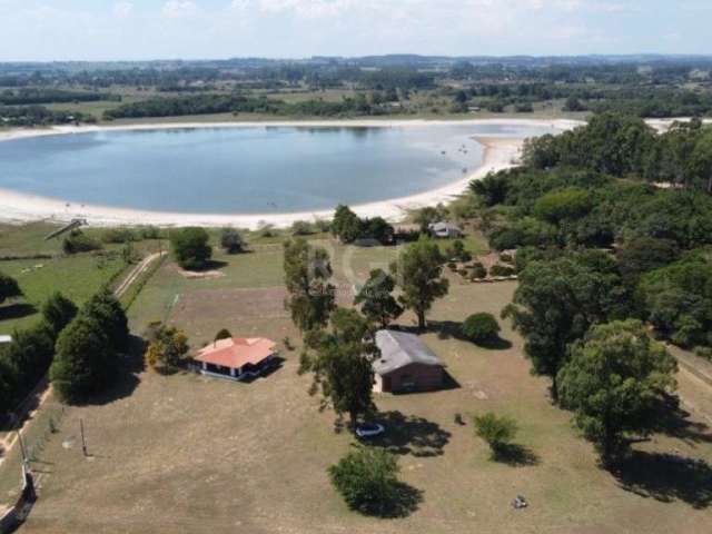 LINDO SÍTIO, 4 HECTARES, CASA PRINCIPAL COM 2 QUARTOS, SALA COM 2 AMBIENTES&lt;BR&gt;COZINHA, BENHEIRO E LAVABO. SALãO DE FESTAS (10 X 15) , GALPÃO COM FERRAMENTAS,PLACAS SOLARES, POMAR E HORTA. PORTE