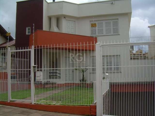 Vende-se apartamento 1 por andar, amplo com 3 dormitórios, sendo 1 suíte, living bem distribuído em 3 ambientes, lavabo, banho social, espaço do churrasco, cozinha americana, área de serviço independe