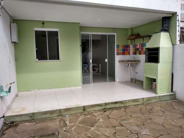 Casa linda com vista para o Rio com 3 pavimentos  com duas suítes e a possibilidade de terceiro  dormitório, no terceiro pavimento , casa com sacadas, pátio com gradil na frente e fundos 2 vagas , ter