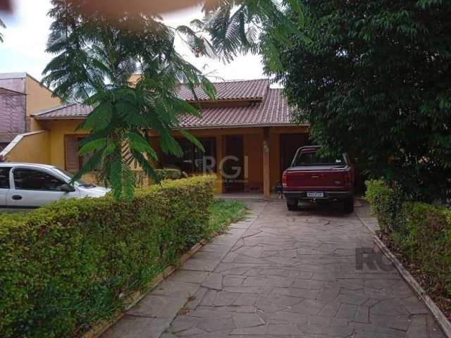 Casa com 219m² privativos, com 3 dormitórios sendo 1 suíte, 4 banheiros, ampla garagem para  3 carros à venda no Centro de Sapucaia do Sul. Conta com amplo living para 4 ambientes,  lavabo, sala de ja