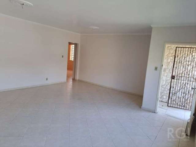 Casa 3 dormitório , uma suite , living amplo , cozinha e area serviço separada, dependencia de empregada  , gabinete   , garagem fechada 2 carros   . &lt;BR&gt;Outra casa estilo sobrado nos fundos com