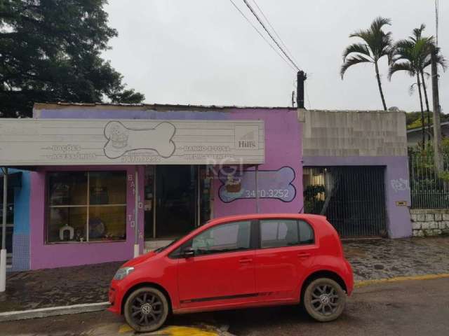 Terreno com duas casas, comercio na frente e uma casa nos fundos com 2 dormitórios, 1 banheiro, 2 cozinhas, casa antiga, vaga de garagem. Agende uma visita com um dos nossos corretores especialistas.