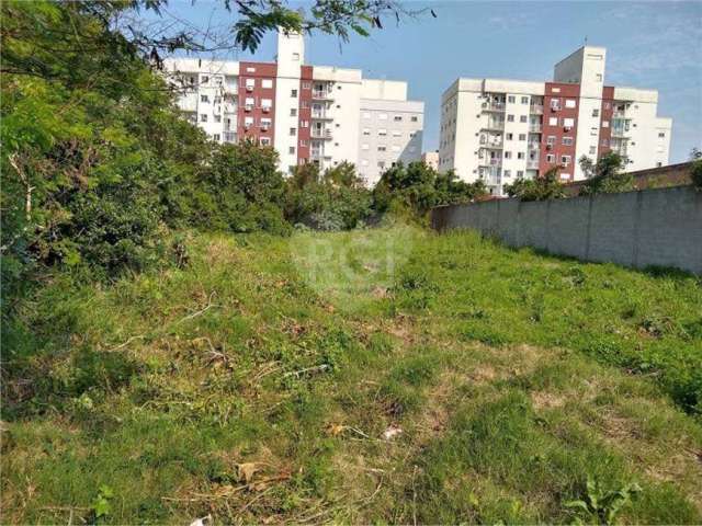 Grande Terreno para uso residencial ou comercial no bairro Fátima em Canoas&lt;BR&gt;&lt;BR&gt;Grande terreno no bairro Fátima em Canoas. São 952m2 de área ( 14m x 68m ). Permitido funcionamento para 