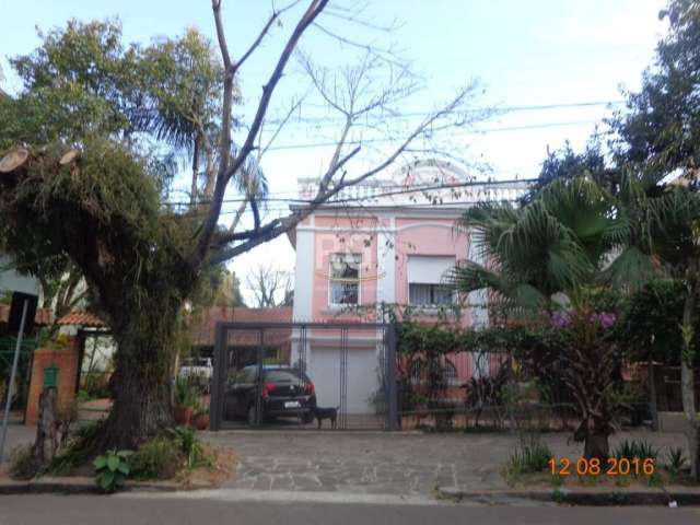 Excelente residência, em ótimo estado de conservação, com cinco dormitórios, 03 banheiros, cozinha, sala de jantar, living com lareira, piso taboão, outro dormitório na parte inferior com closet, livi