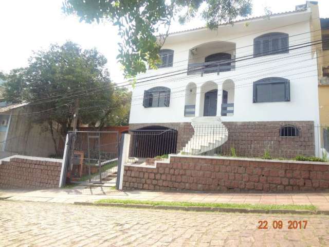 Casa om 4 dormitórios, 2 suítes, 5 banheiros, 6 vagas de garagem, churrasqueira, píscina, lareira, vista panorâmica definitiva. Casa com excelente padrão de construção no bairro nonoai, com amplo páti