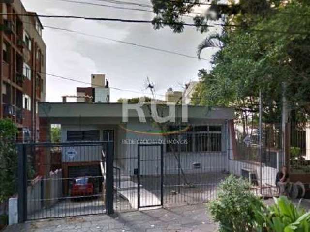 Excelente casa na rua Souza Doca para venda, 03 dormitórios, garagem coberta com duas vagas, sala de estar, sala de jantar, cozinha, área de serviço, dependência de empregada, pátio. Murada e gradeada