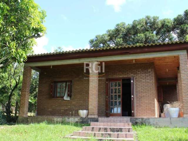 Sítio em condomínio fechado ³Recanto do Sabiá´ com zeladoria 24 horas, porteiro eletrônico. Casa feita com tijolos maciços aparentes (tijolo a vista), toda com piso frio, com 3 dormitórios e 1 banheir