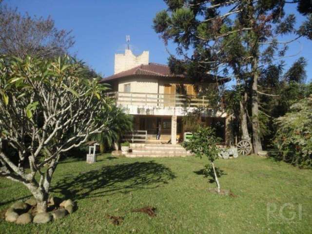 Lindo sítio na Estrada da Branquinha com tres casas , um galpão e um salão festas e garagem para 6 carros, sendo a casa principal de 3 dormitórios e 500m2 , uma suite com closet e banheira hidromassag