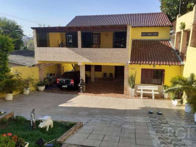 Casa 3 dormitórios,  2 pisos, cozinha americana e montada, living amplo 3 ambientes, área serviço separada, parte de cima, 3 dormitórios sendo uma suíte, banho social, estar e uma sacada.&lt;BR&gt;Pát