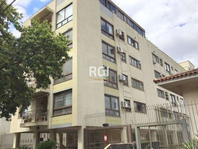 Apartamento  (112,50 m²) de FRENTE 3 dormitórios sendo um suíte, living 2 ambientes com sacada,  banho social , cozinha com área de serviço separada, dependência e wc auxiliar. &lt;BR&gt;Aquecedor a g