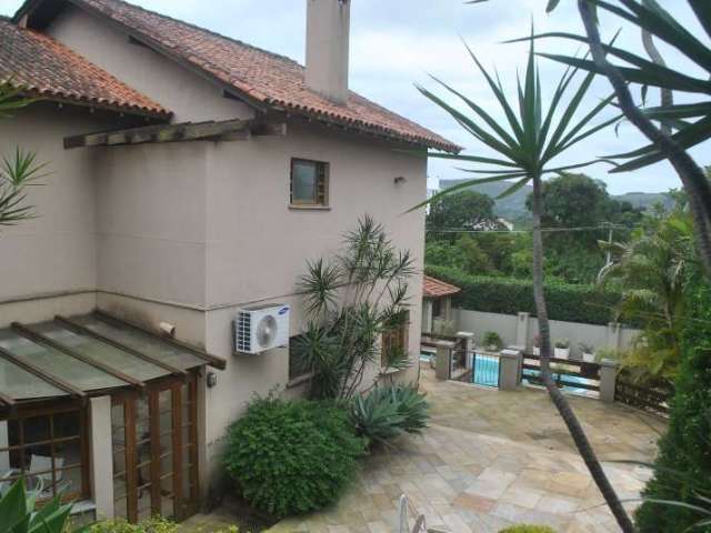 Linda casa em condomínio fechado, com total infra estrutura, terreno 22x42, segurança e qualidade de vida! Salão de festas com churrasqueira e bar, lavabo, sala de estar, jardim de inverno, deposito a