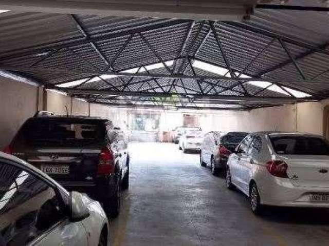 Terreno no Bairro Moinhos de Vento, 567m² , casa com 3 salas, salão aberto com churrasqueira. Na frente Pavilhão com vagas de garagem. Dimensões do terreno 15 x 40 m.