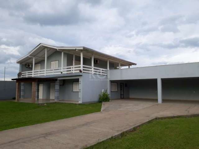 Ótima casa em Imbé situada a 3 quadras do mar com 4 quartos e 2 suítes em um terreno grande e espaçoso  , com garagem  para 2 carros e espaço para mais carros dentro do terreno. Conta com uma sacada g