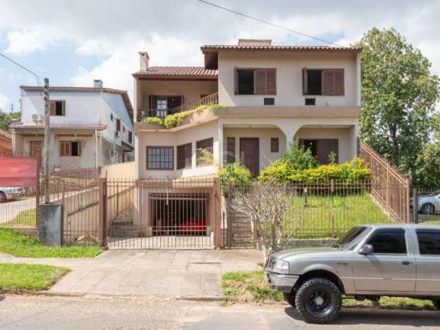 Excelente casa com 460m2, em terreno de 12m x 64m.&lt;BR&gt;04 dormitórios amplos, sendo uma suíte com closet e banheira de hidromassagem. &lt;BR&gt;&lt;BR&gt;sala com dois ambientes no piso superior,