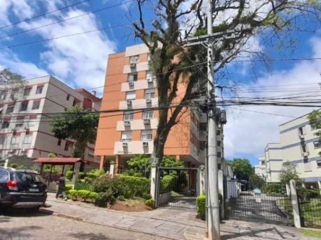 Apartamento com 3 dormitórios no bairro Tristeza, Zona Sul de Porto Alegre. Possui 1 suíte, amplo living para 2 ambientes, sacada integrada com churrasqueira e pia, cozinha montada e banheiros com box