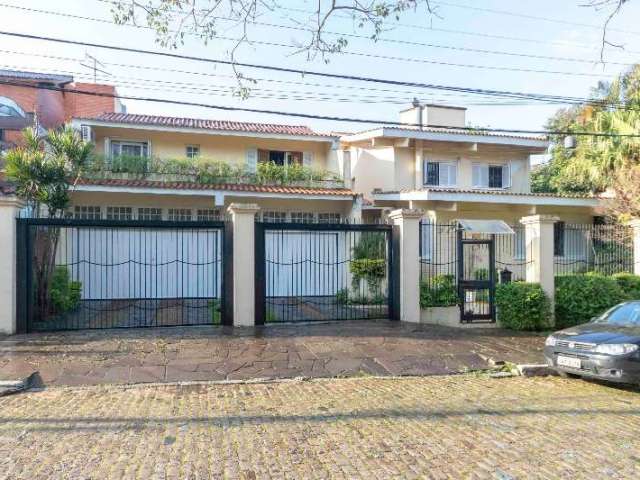 Casa em alvenaria com 5 dormitórios, sendo 2 suítes, 4 livings internos 2 com lareira, uma área interna com churrasqueira, sala de tv, 2 cozinhas, jardim de inverno, dependência com 2 dormitórios de e